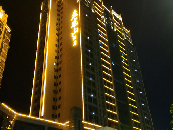 宇泉投光燈：光芒匯聚，萬千華彩